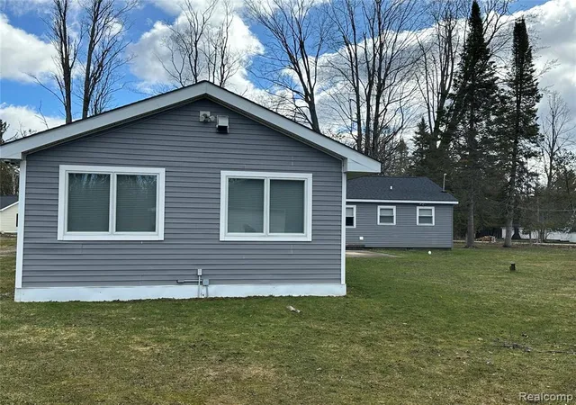 4th image of 7726 Lake St, Alanson, MI 49706 | MLS# 61008804