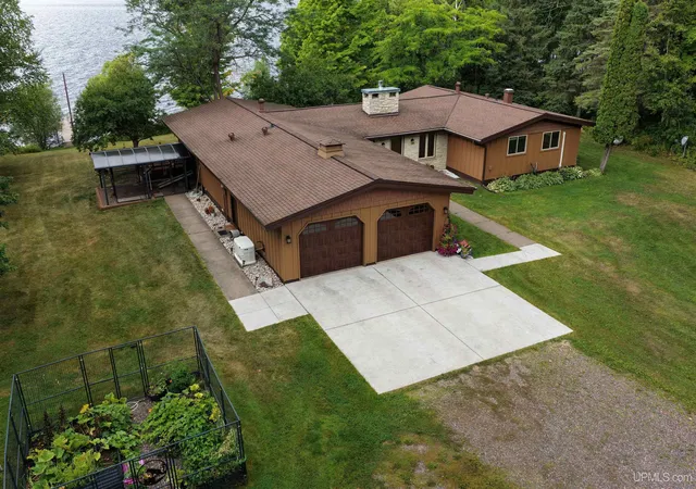 Photo 2 of Single family home for sale at N11211 East Shore Rd, Marenisco, MI 49947 | MLS# 50220095 | Listing updated on 2026-09-01