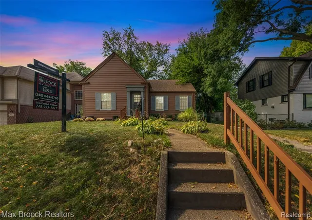 Photo 2 of Sale Pending at 109 Wenonah Dr, Pontiac, MI 48341 1957 | MLS# 61025632 | Listing updated on 2026-09-08