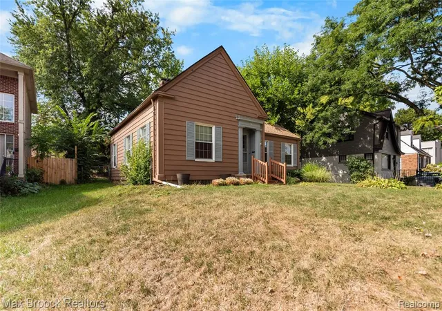 Photo 3 of Sale Pending at 109 Wenonah Dr, Pontiac, MI 48341 1957 | MLS# 61025632 | Listing updated on 2026-09-08