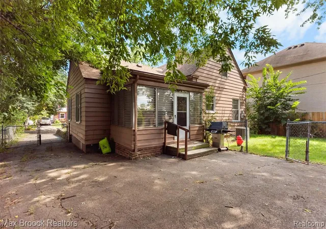 Photo 3 of Sale Pending at 109 Wenonah Dr, Pontiac, MI 48341 1957 | MLS# 61025632 | Listing updated on 2026-09-08