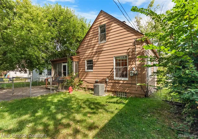 Photo 4 of Sale Pending at 109 Wenonah Dr, Pontiac, MI 48341 1957 | MLS# 61025632 | Listing updated on 2026-09-08