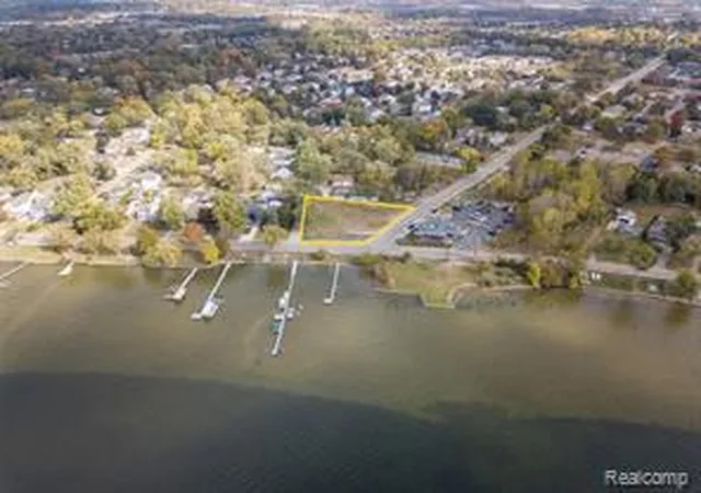 Homes for sale in Walled Lake, MI | 1035 E Walled Lake Dr, Walled Lake, MI 48390 | MLS# 60946655