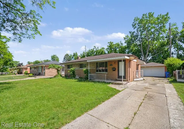 Homes for sale in Warren, MI | 2510 Lincoln Dr, Warren, MI 48092 | MLS# 60999092