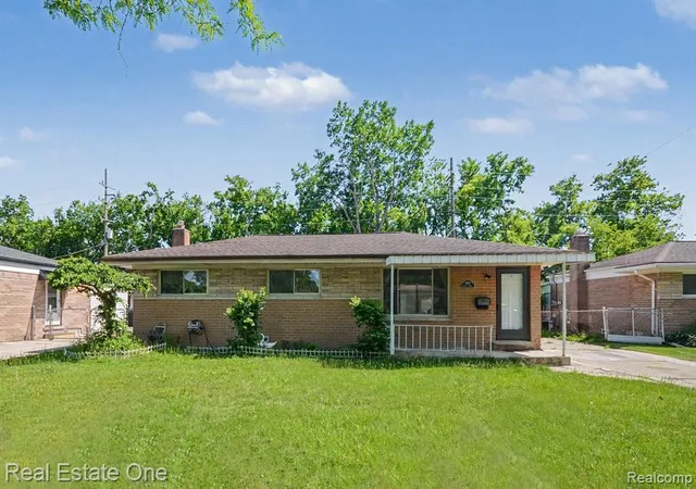 Homes for sale in Warren, MI | 2510 Lincoln Dr, Warren, MI 48092 | MLS# 60999092