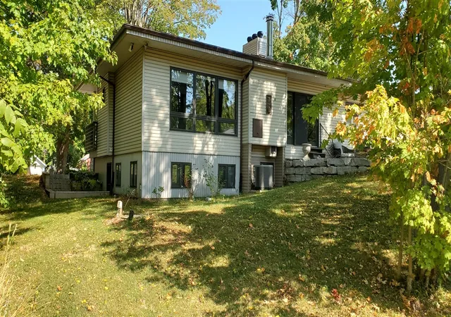 2nd image of 746 Lee St, South Haven, MI 49090 | MLS# 70449610