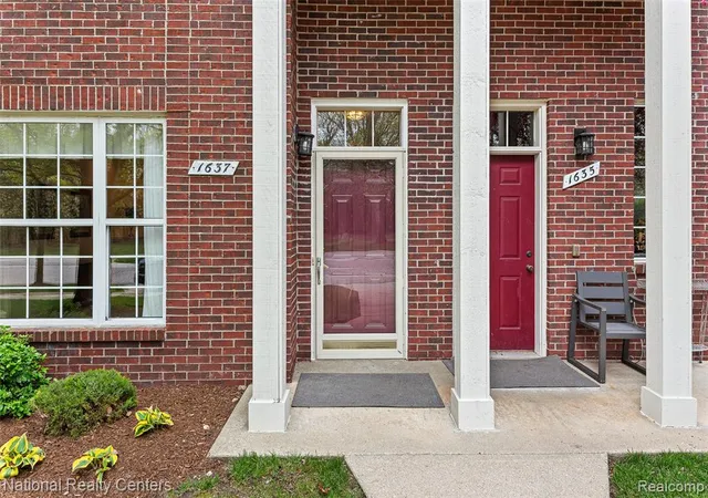 3rd image of 1637 Deepwood Cir, Rochester, MI 48307 | MLS# 61009397