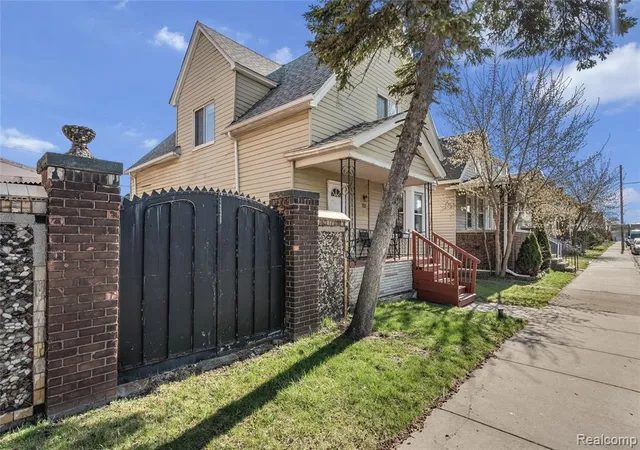 Homes for sale in Hamtramck, MI | 2422 Commor St, Hamtramck, MI 48212 | MLS# 60985830