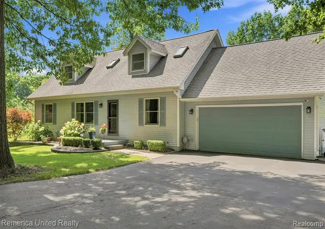 Photo 2 of Sale Pending at 11922 Cody Crk Ct, South Lyon, MI 48178 9391 | MLS# 61012789 | Listing updated on 2026-09-13