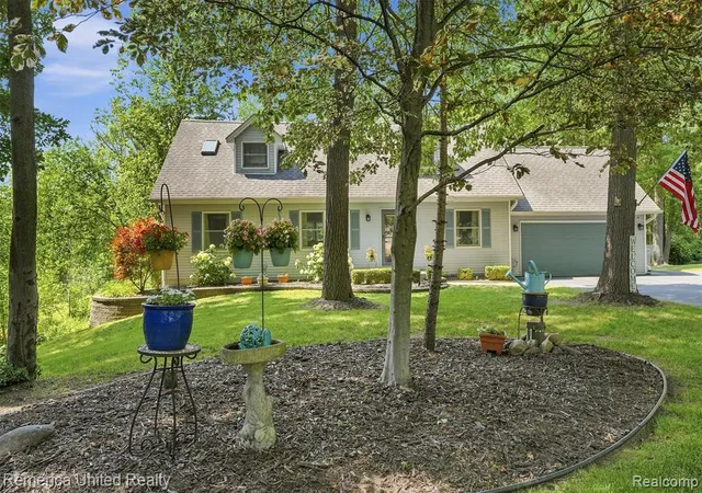 Photo 3 of Sale Pending at 11922 Cody Crk Ct, South Lyon, MI 48178 9391 | MLS# 61012789 | Listing updated on 2026-09-13