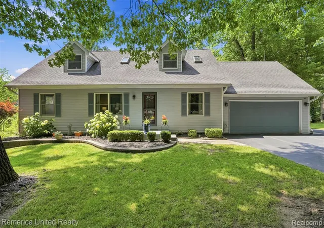 Photo 4 of Sale Pending at 11922 Cody Crk Ct, South Lyon, MI 48178 9391 | MLS# 61012789 | Listing updated on 2026-09-13