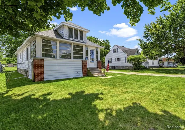 Photo 3 of Single family home for sale at 1709 Michigan Ave, Bay City, MI 48708 4913 | MLS# 61009987 | Listing updated on 2026-09-17
