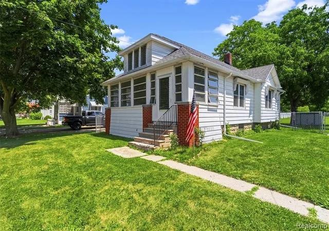 Photo 4 of Single family home for sale at 1709 Michigan Ave, Bay City, MI 48708 4913 | MLS# 61009987 | Listing updated on 2026-09-17