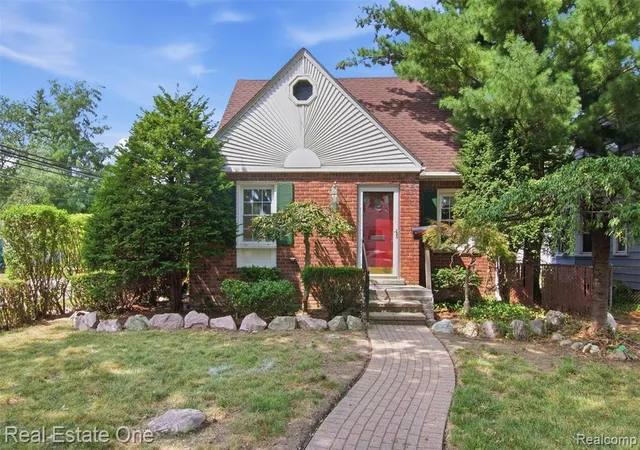 Photo 3 of Sale Pending at 2480 Academy St, Dearborn, MI 48124 2557 | MLS# 61024570 | Listing updated on 2026-09-13