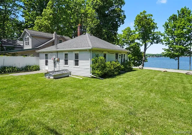 3rd image of 3931 S Shore Dr, Lapeer, MI 48446 9609 | MLS# 61000731