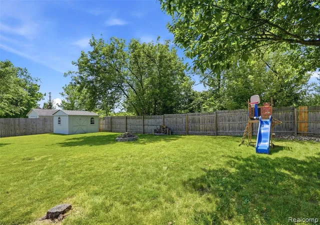 Homes for sale in Fenton, MI | 239 Andover Woods Dr, Fenton, MI 48430 | MLS# 61008311