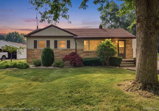Photo 3 of Sale Pending at 1105 S 15th Street, Saint Clair, MI 48079 5206 | MLS# 61013243 | Listing updated on 2026-08-29