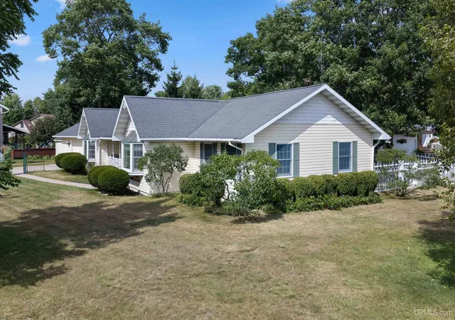 4th image of 417 Elm St, Gladstone, MI 49837 | MLS# 50219529