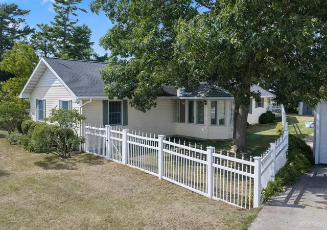 5th image of 417 Elm St, Gladstone, MI 49837 | MLS# 50219529