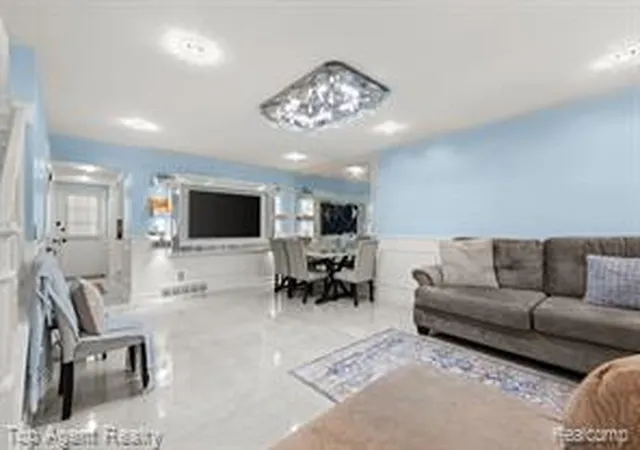 Homes for sale in WarrenCity_Macomb, MI | 28264 Universal Dr, WarrenCity_Macomb, MI 48092