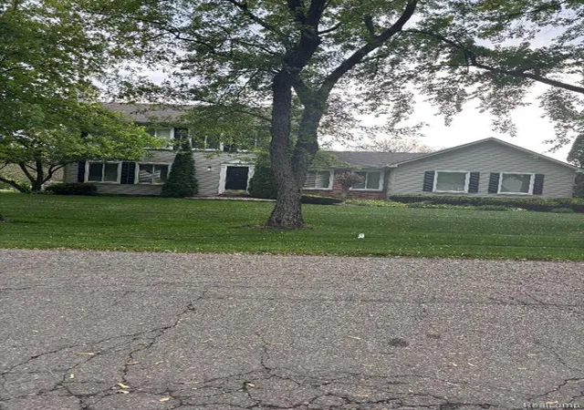 Homes for sale in Clinton Township, MI | 36715 Paddock Dr, Clinton Township, MI 48035 | MLS# 61007986