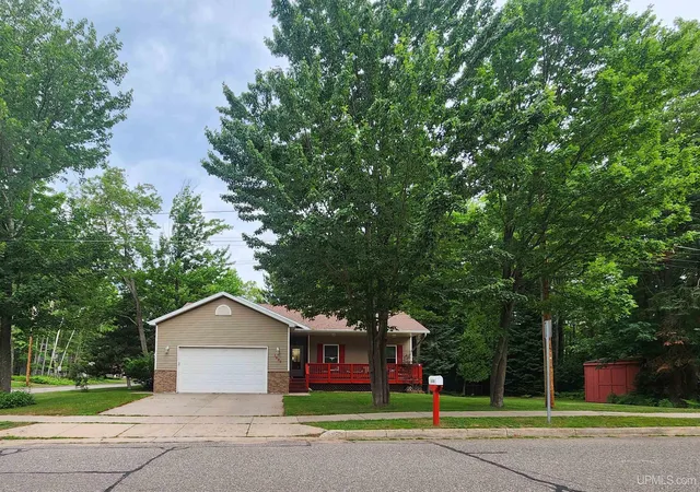 Photo 1 of Sale Pending at 1630 Center St, Marquette, MI 49855 | MLS# 50214571 | Listing updated on 2026-08-14
