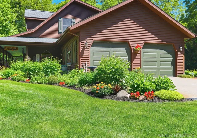 Photo 5 of Single Family Residence at 6994 Frontier Dr, West Olive, MI 49460 | MLS# 70539667 | | Sold on 2026-07-10