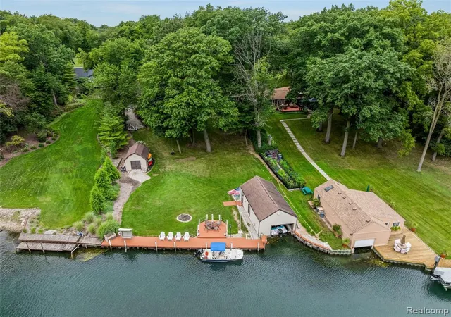 23rd image of 21071 Thorofare Rd, Grosse Ile, MI 48138 | MLS# 60932326