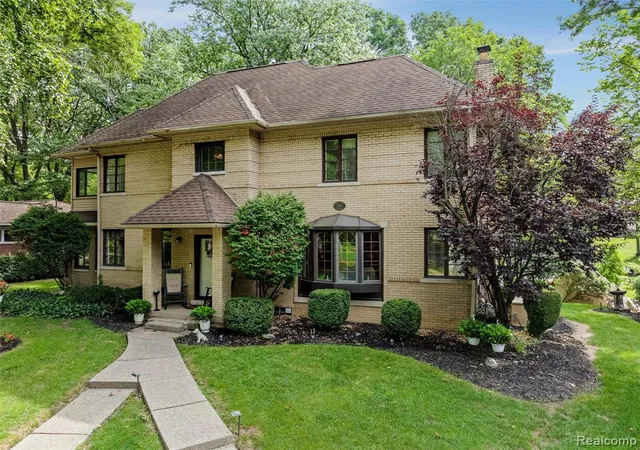 2nd image of 21071 Thorofare Rd, Grosse Ile, MI 48138 | MLS# 60932326