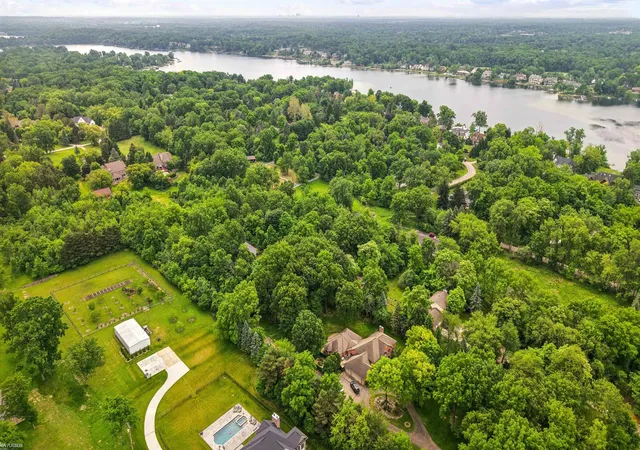 Photo 4 of Single family home for sale at 3701 Green Lake Rd, West Bloomfield, MI 48324 | MLS# 50211366 | Listing updated on 2026-08-01
