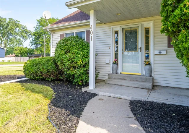 Photo 3 of Single family home for sale at 401 S Veronica Ct, Saint Joseph, MI 49085 | MLS# 70554111 | Listing updated on 2026-08-24
