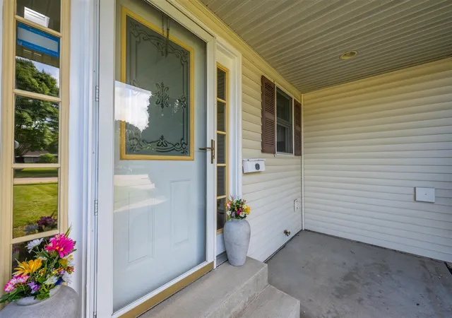 Photo 3 of Single family home for sale at 401 S Veronica Ct, Saint Joseph, MI 49085 | MLS# 70554111 | Listing updated on 2026-08-24