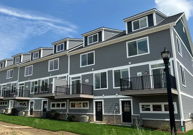 2nd image of 2776 Bristol Ridge Dr #37, Ann Arbor, MI 48105 | MLS# 70475467