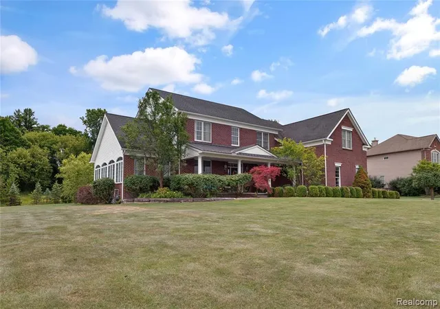 2nd image of 2433 Woodridge Court Court, Milford, MI 48380 | MLS# 61010728