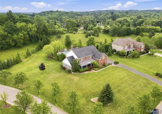 4th image of 2433 Woodridge Court Court, Milford, MI 48380 | MLS# 61010728