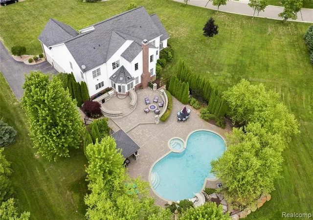 5th image of 2433 Woodridge Court Court, Milford, MI 48380 | MLS# 61010728
