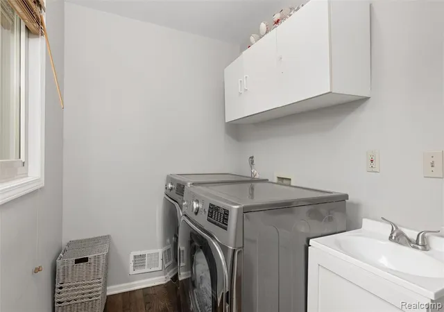 Photo 3 of Sale Pending at 37570 Dale Dr, New Boston, MI 48164 9047 | MLS# 61025711 | Listing updated on 2026-09-17