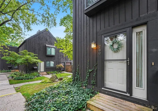 1st image of 260 Dunbarton Ct, Kalamazoo, MI 49006 | MLS# 70550624