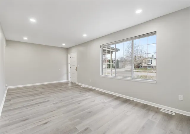 2nd image of 1735 Crestline Dr, Troy, MI 48083 | MLS# 70513326