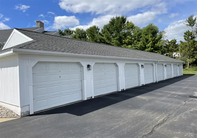 2nd image of 732 W Barrington Cir, Jackson, MI 49203