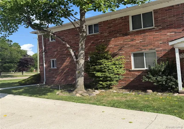 4th image of 22204 E 11 Mile Rd, Saint Clair Shores, MI 48081 | MLS# 61009797