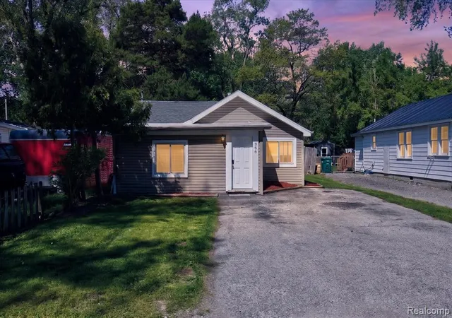 1st image of 986 Pine Rd, Bay City, MI 48706 | MLS# 60986488