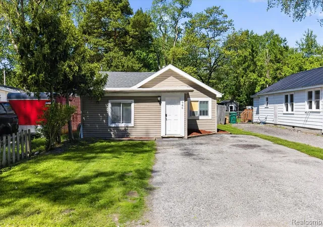 2nd image of 986 Pine Rd, Bay City, MI 48706 | MLS# 60986488