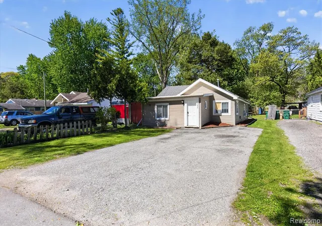 3rd image of 986 Pine Rd, Bay City, MI 48706 | MLS# 60986488