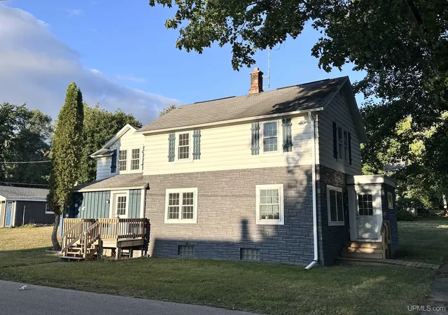 2nd image of 500 E B St, Iron Mountain, MI 49801 | MLS# 50219536