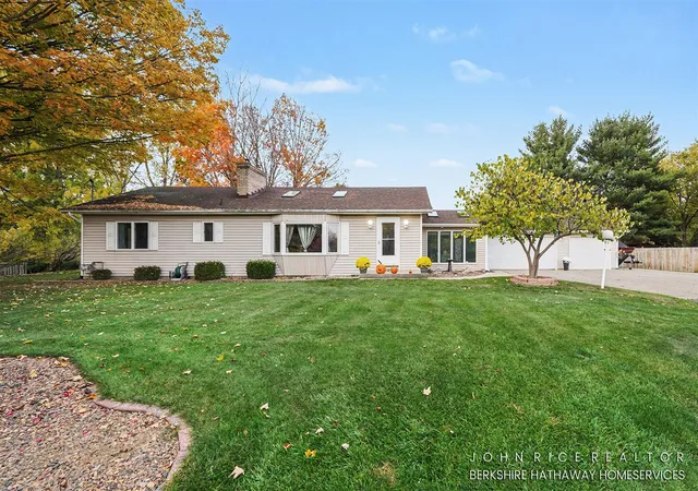 Photo 4 of Single family home for sale at 2875 Richmond St, Grand Rapids, MI 49504 | MLS# 70566779 | Listing updated on 2026-10-30
