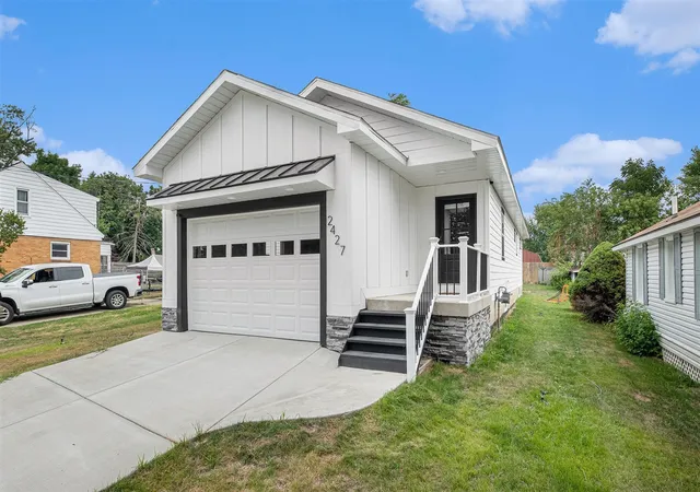 1st image of 2048 Wyoming Ave, Wyoming, MI 49519 | MLS# 70551435