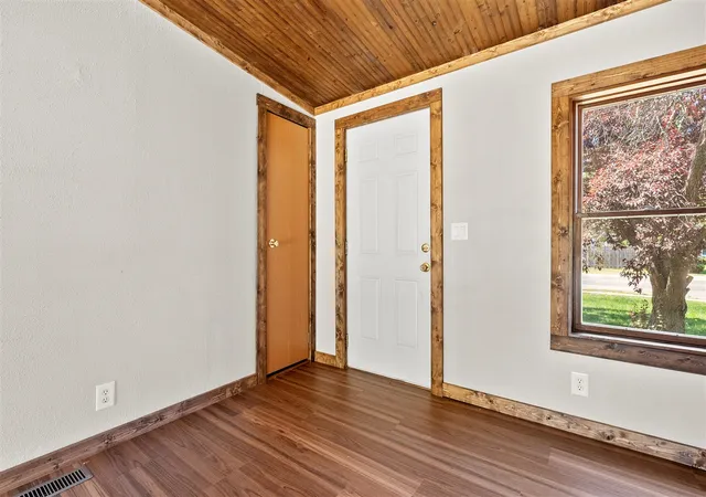 3rd image of 529 Riverside Dr, Battle Creek, MI 49015 | MLS# 70538269