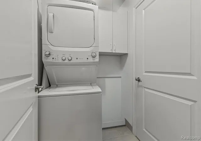 Listing Photo 2 - Condo for sale in building located at 111 Willits St, Birmingham, MI 48009 - Unit #202