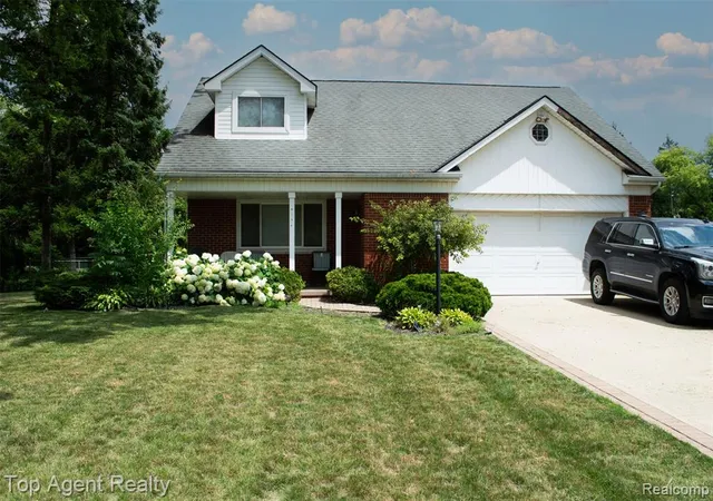 Homes for sale in Clinton Township, MI | 36218 Paddock Dr, Clinton Township, MI 48035 | MLS# 61011088